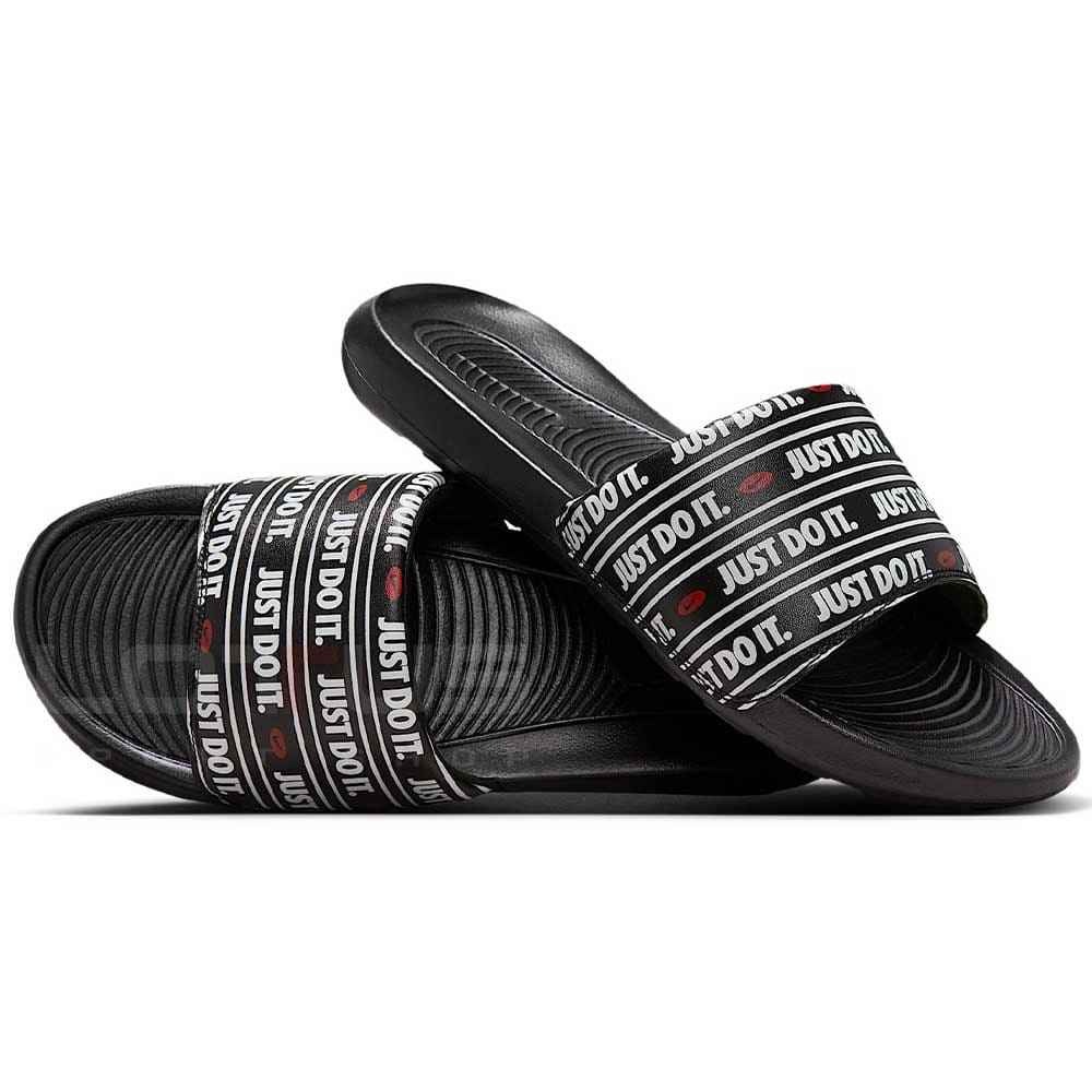 МЪЖКИ ЧЕХЛИ NIKE CN9678-015 VICTORI ONE SLIDE PRINT ЧЕРНИ/ЧЕРВЕНИ - lotus-sport.bg